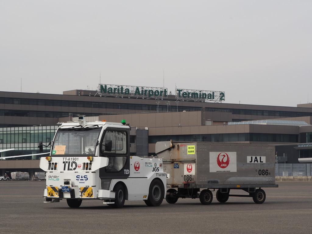 Tracteur EZTow en service à l'aéroport Narita, Japon